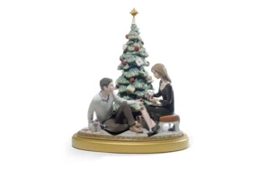 Фигурка Lladro Романтическая пара под елкой 35 см, фарфор